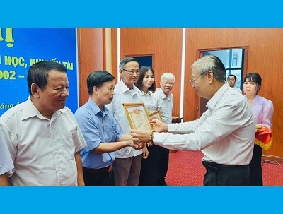 Họ Vũ Khắc làng Trình Xá được Hội Khuyến học tỉnh Phú Thọ tặng Bằng khen